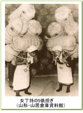 米俵を担ぐ女性たち