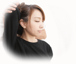 整体を受ける女性 バキバキしない整体 生駒のまるふく総合整体院