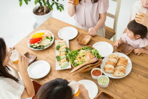 友人と食卓を囲む