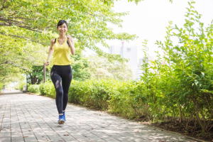 ウォーキングする女性